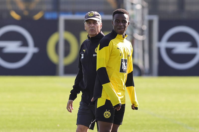 Borussia Dortmund : Youssoufa Moukoko victime d’insultes racistes et de menaces de mort lors du derby à Schalke