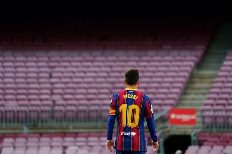 Un numéro 10 de la Masia prend la relève de Messi au Barça.