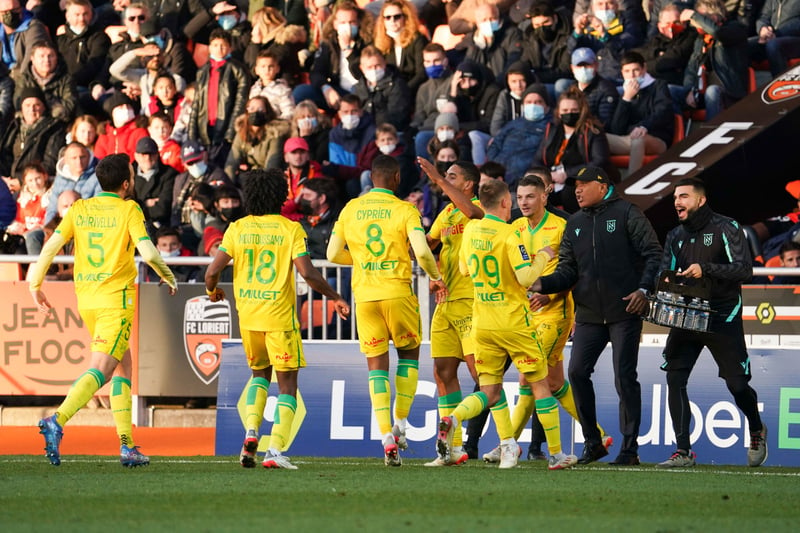Antoine Kombouaré et des joueurs du FC Nantes en joie.