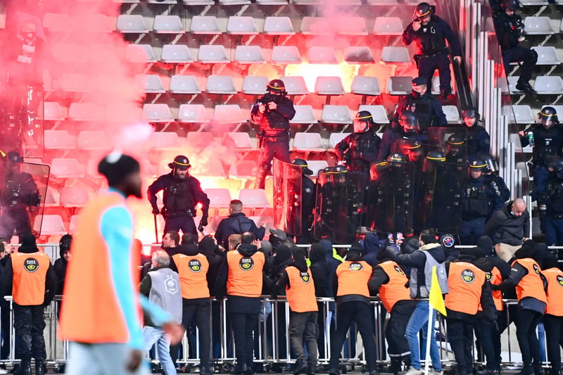 Fumigènes lors du match Paris FC-OL en coupe de France.