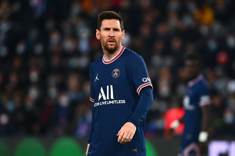 Lionel Messi poussé vers la sortie par Piqué au Barça